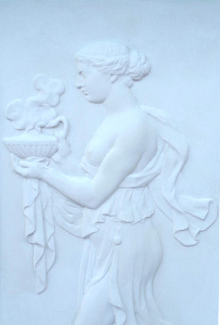 bas relief platre detail femme grecque 2