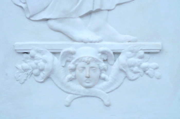 bas relief platre detail mascaron