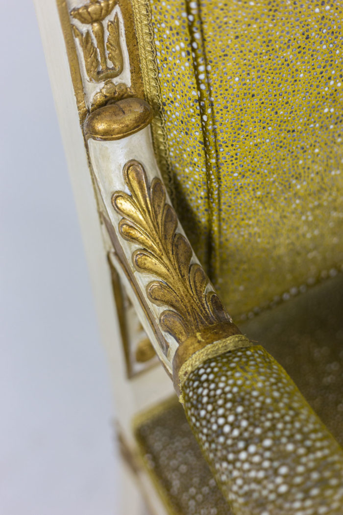 fauteuils style empire bois laqué blanc et or détail