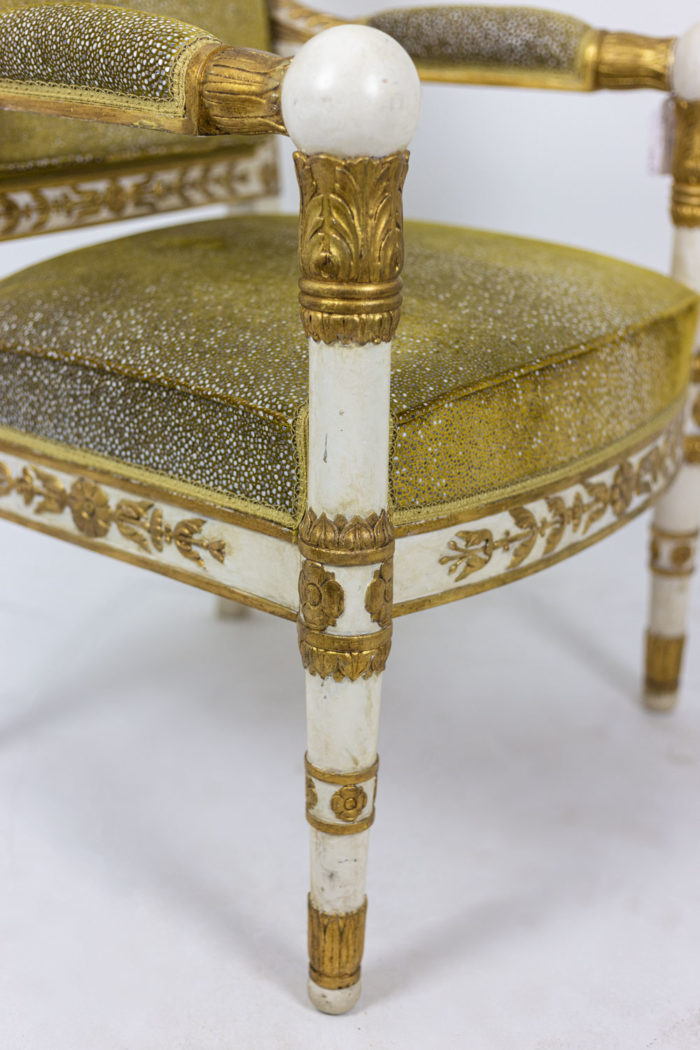 fauteuils style empire bois laqué blanc et or pied