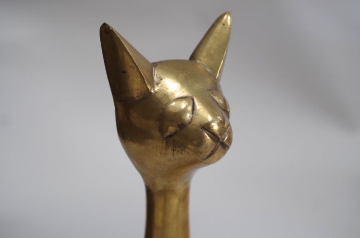 chat bronze doré