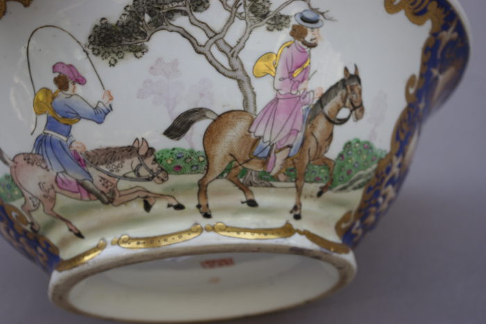 Chinese hunting scenes porcelain bowl