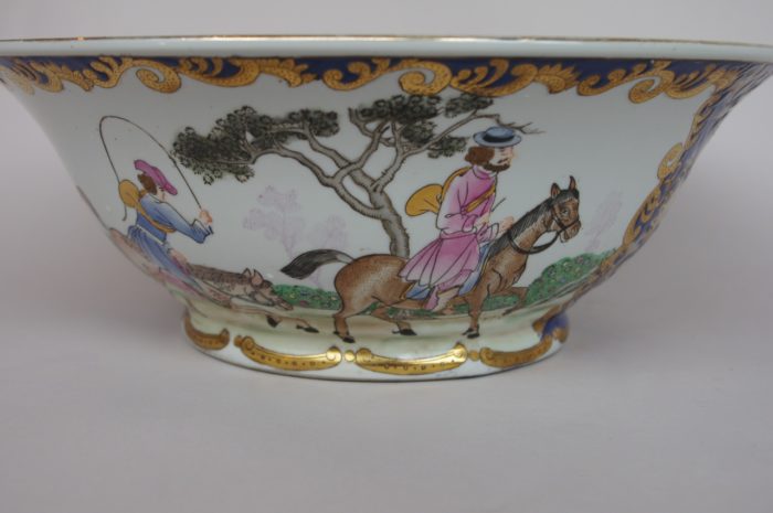 Chinese hunting scenes porcelain bowl