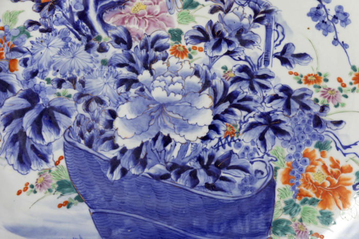 plat porcelaine blanc bleu fleurs detail