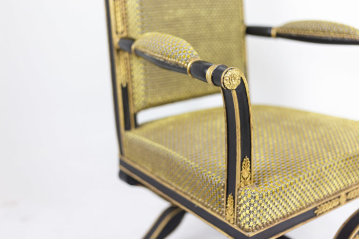 fauteuil style empire laqué noir et or accotoir
