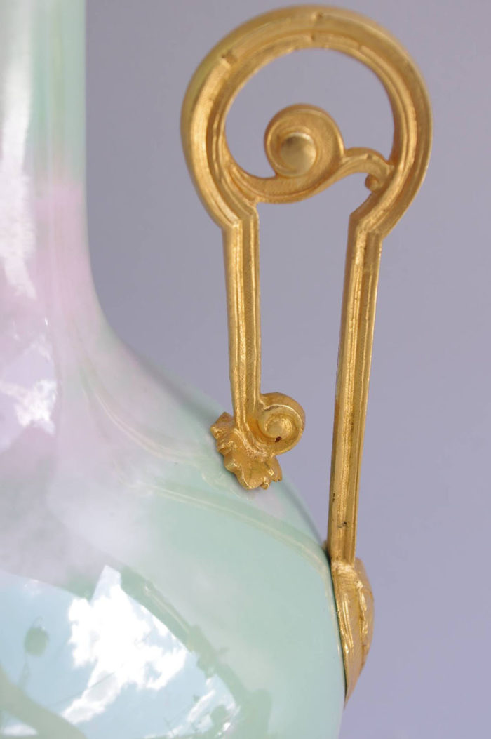 lampe celadon porcelaine irisee anse bronze doré