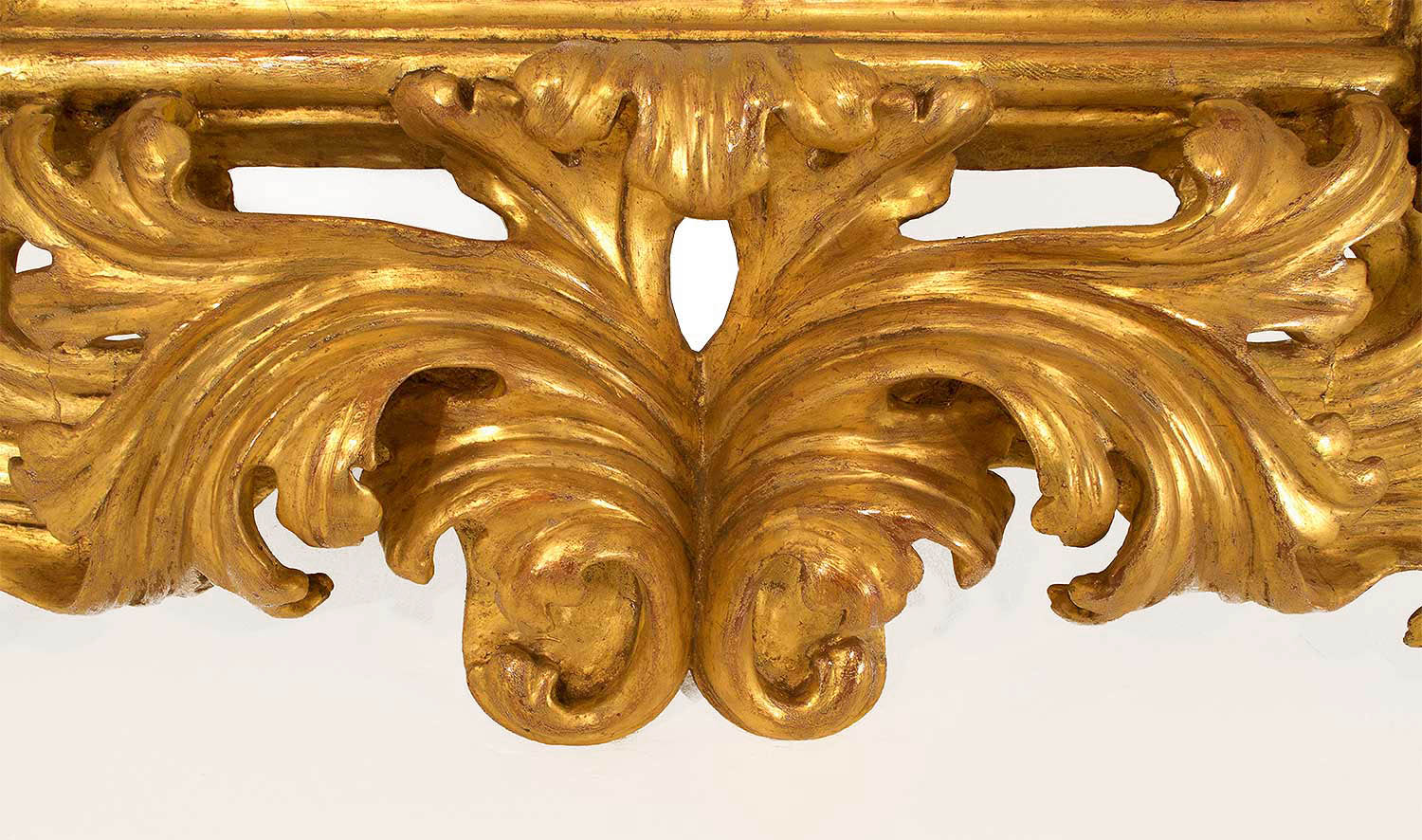 Miroir en bois doré sculpté de style rococo italien avec crête de