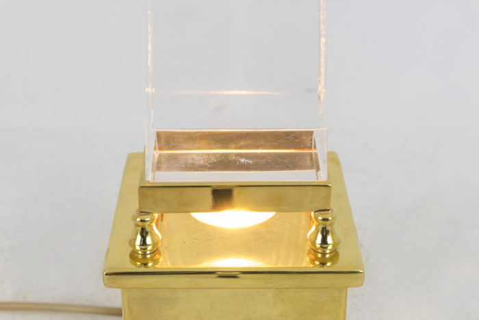 lampe obélisque lucite base allumée