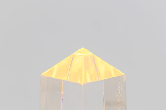 lampe obélisque lucite style maison jansen haut allumé