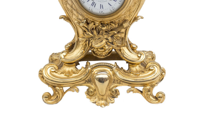 base mantel clock rocaille gilt bronze