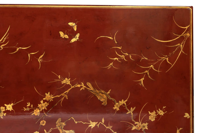 table basse laquée rouge détail plateaul fleurs feuilles papillons