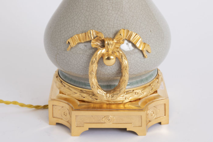lampe porcelaine craquelée anse couronne laurier noeud