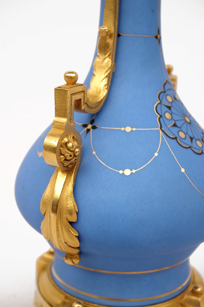 paire lampes porcelaine bleu mat detail anse bronze