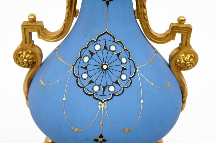 paire lampes porcelaine bleu mat motif or et noir