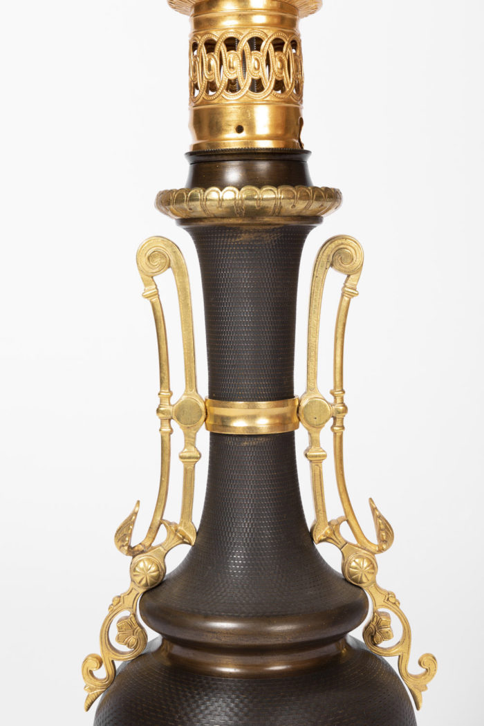 lampe tôle guillochée anses bronze doré