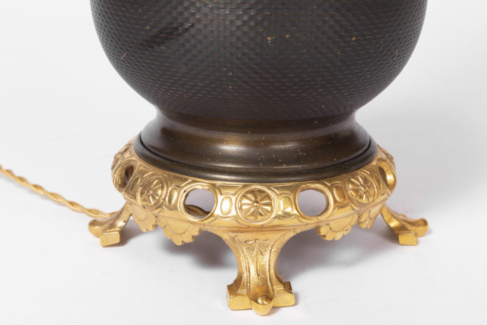 lampe tôle guillochée base bronze doré