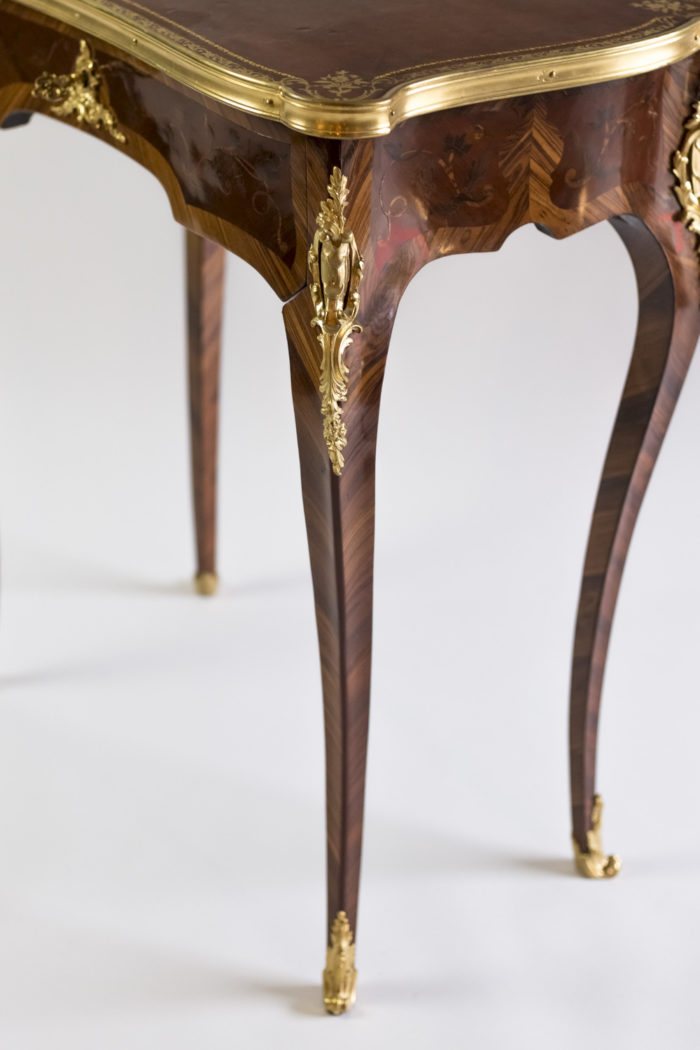 petite table style louis xv pied galbé