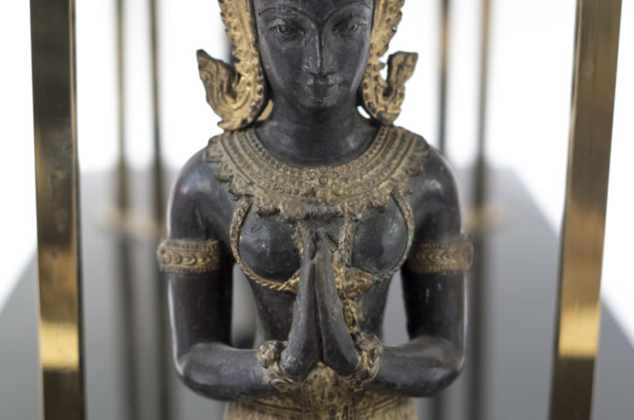 table basse buddha statue priante