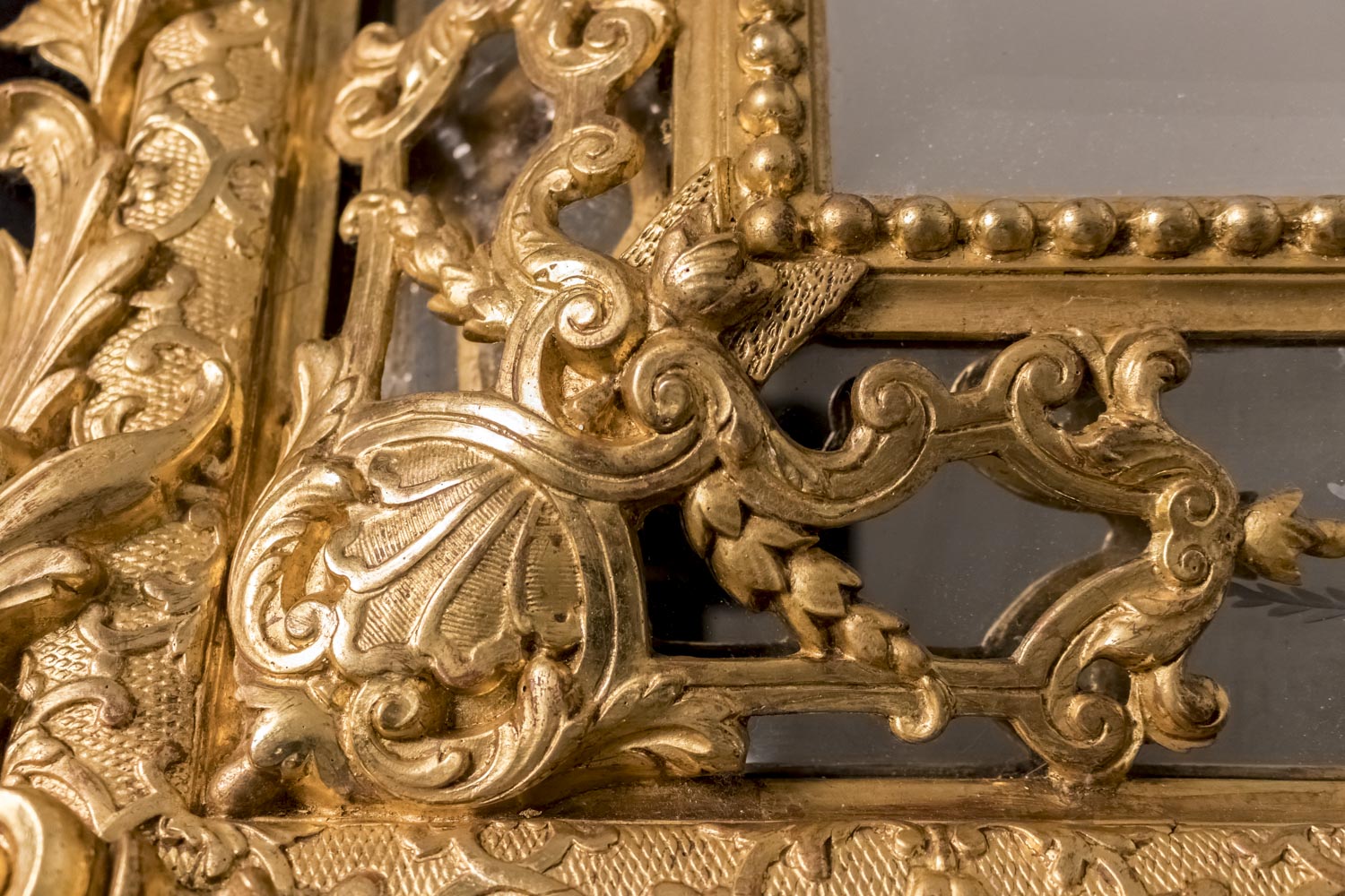 Miroir Pareclose Biseauté Napoléon III - Cadre Laiton Repoussé & Bois - 55 X 32 Cm