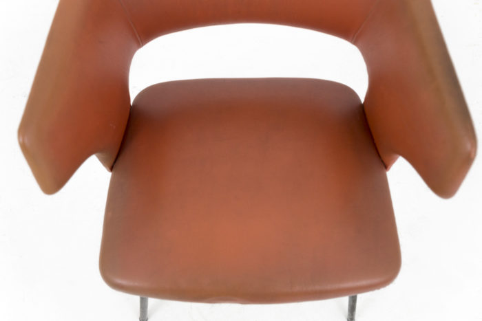 fauteuil skai orange métal laqué noir 1950's assise