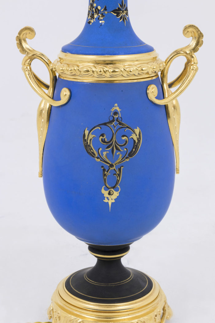 lamp porcelain blue back motif