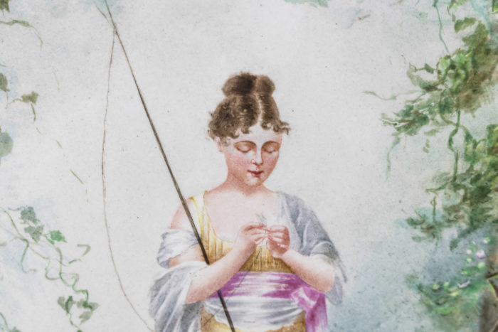 plaque porcelaine peinte pêcheuse femme