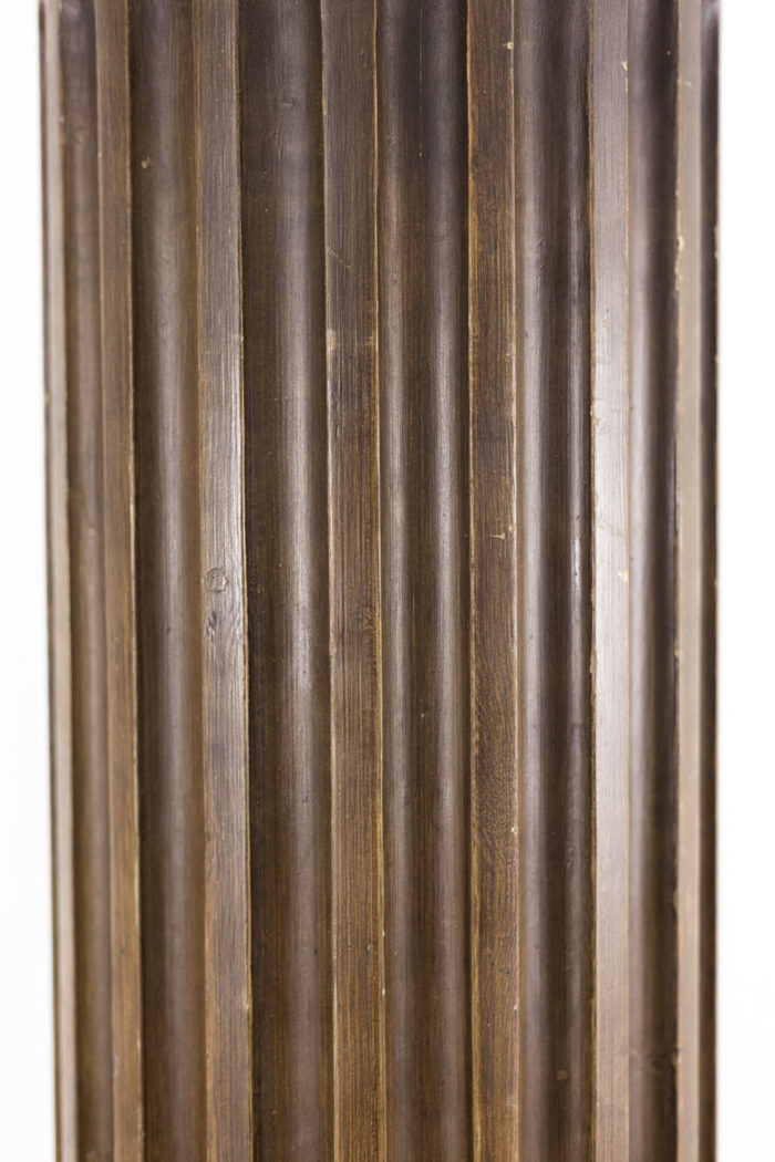 colonnes bois laqué marron cannelées