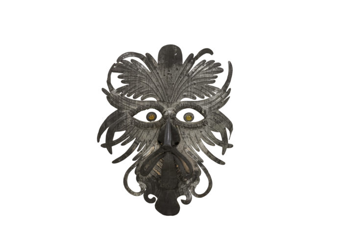 masque grotesque métal argenté repoussé