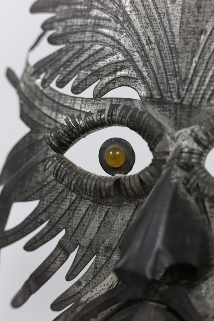 masque grotesque métal argenté repoussé détail