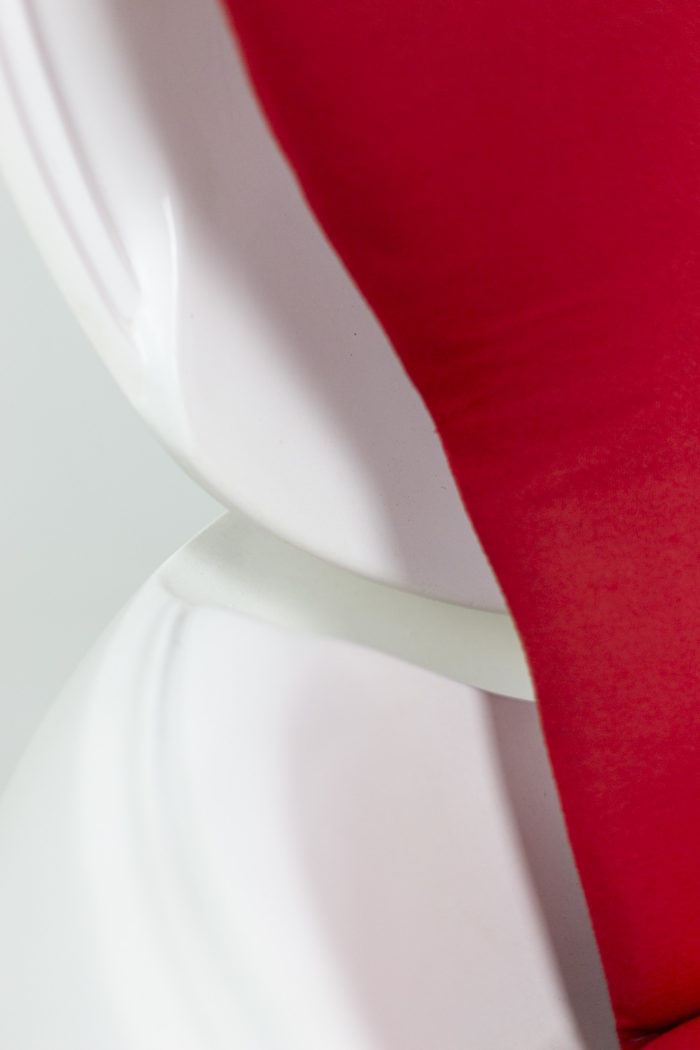 peter ghyczy fauteuil egg fibre de verre tissu rouge détail 2