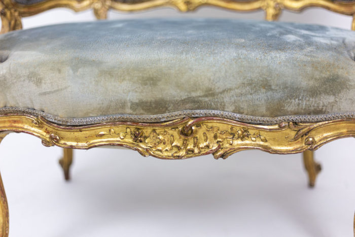 Marquise style Louis XV garnie de velours bleu détail assise 1