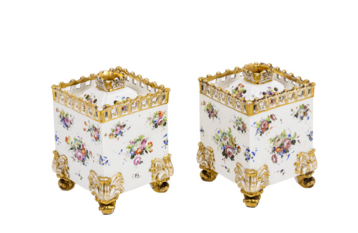 Paire flacons carrés en porcelaine trois quarts