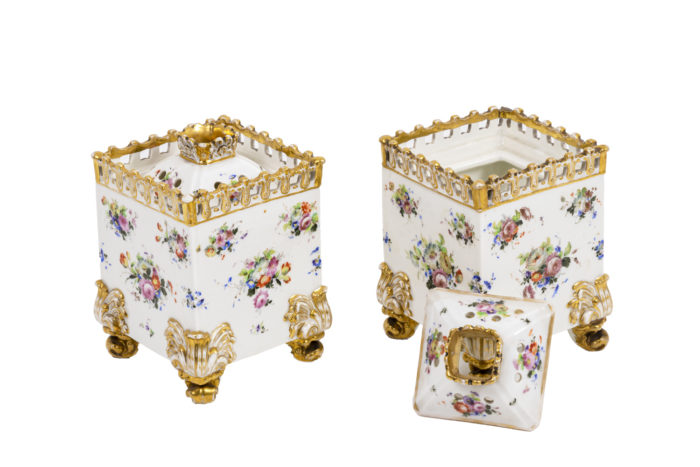 Paire flacons carrés en porcelaine trois quarts ouverts