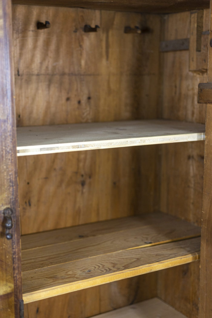 Armoire en sapin du Jura étagères