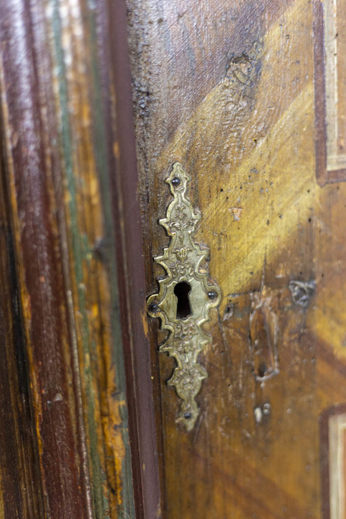 Armoire en sapin du Jura trou de serrure