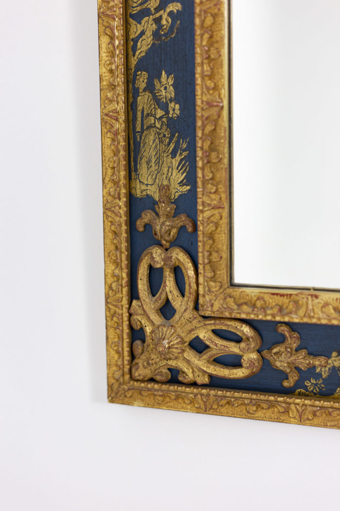 Miroir de style Régence en bois doré et laque bleue, détail des décors à motifs chinois de couelur or