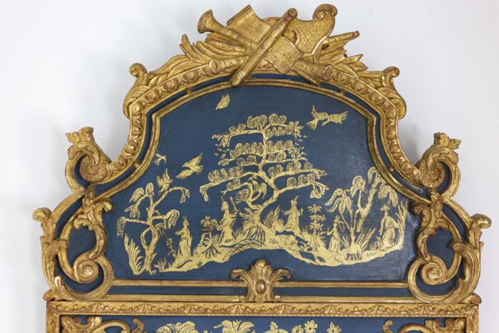 Miroir de style Régence en bois doré et laque bleue, détail du fronton