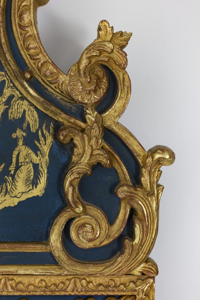 Miroir de style Régence en bois doré et laque bleue, détail du fronton à gauche