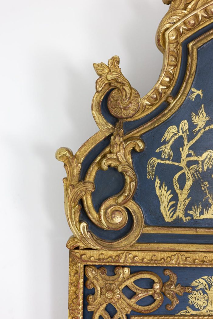 Miroir de style Régence en bois doré et laque bleue, détail fronton à gauche