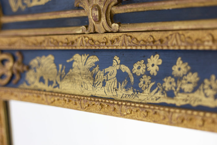 Miroir de style Régence en bois doré et laque bleue, détails des motifs chinois à couleur or sur le haut