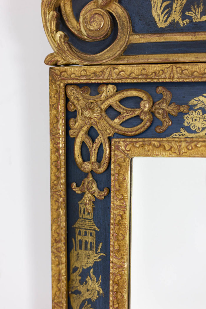 Miroir de style Régence en bois doré et laque bleue, détails haut du miroir