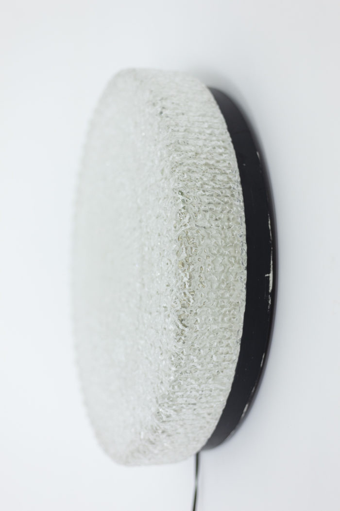 Appliques rondes en fer laqué noir et lucite granitée, vue de profil