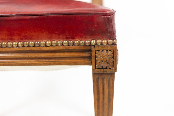 Chaise en bois et cuir, époque Louis XVI, détails 3