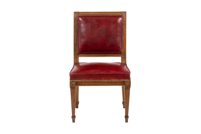 Chaise en bois et cuir, époque Louis XVI, vu de face