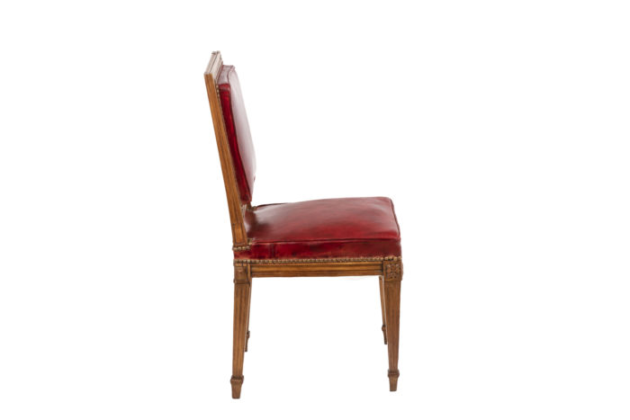 Chaise en bois et cuir, époque Louis XVI, vue de profil