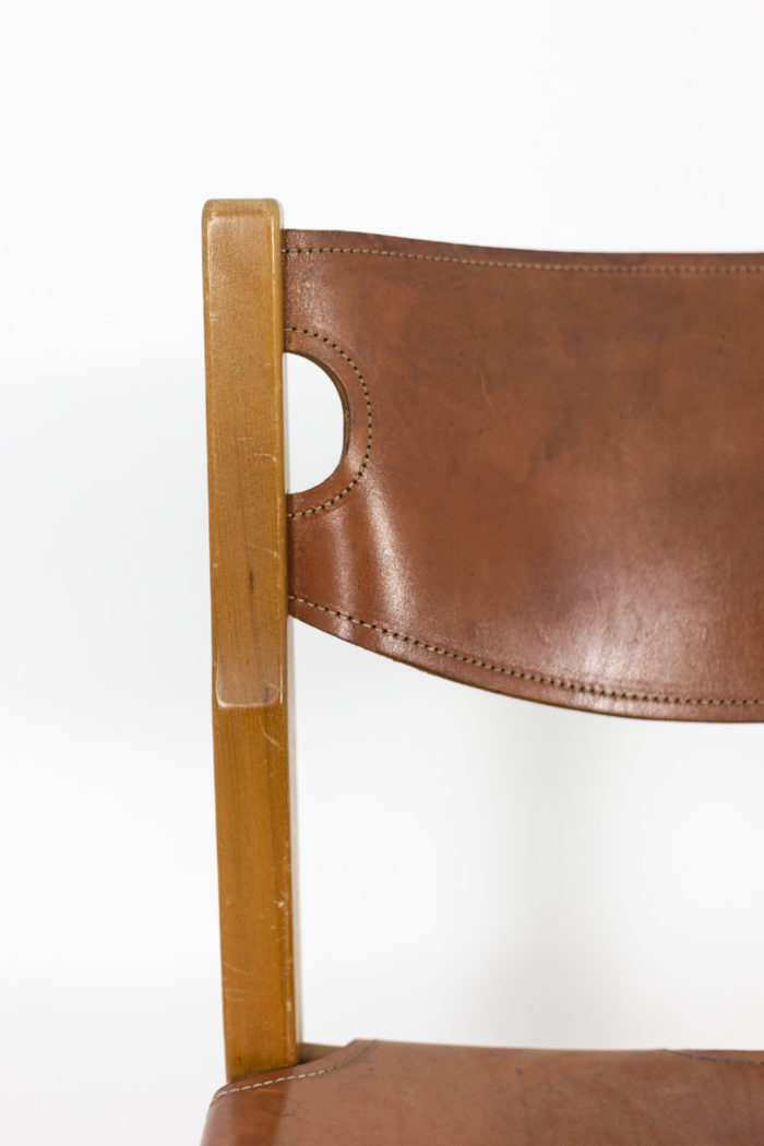 Maison Regain, série de six chaises en orme, détail bois