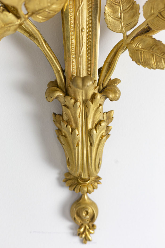 Paire d'appliques de style Louis XVI en bronze doré, détai du bas de l'applique