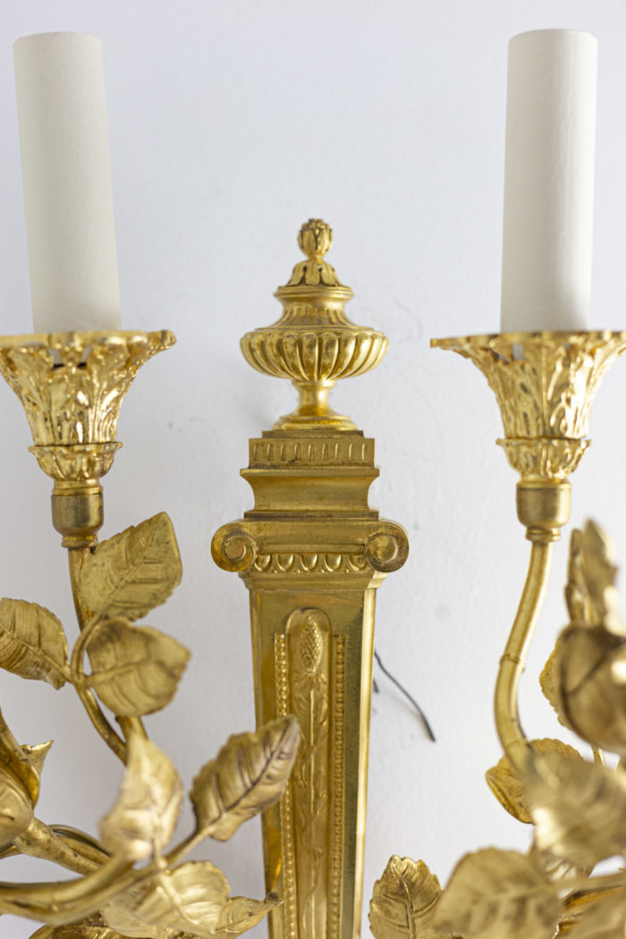 Paire d'appliques de style Louis XVI en bronze doré, détail des faux en haut