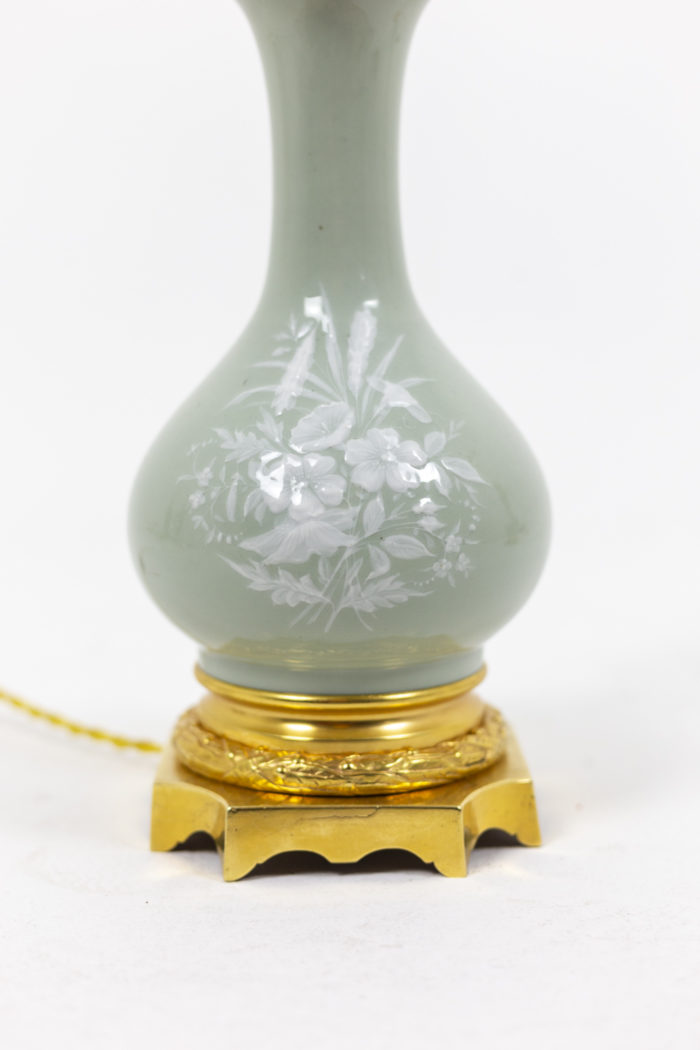 Paire de lampe en porcelaine céladon, panse décorée