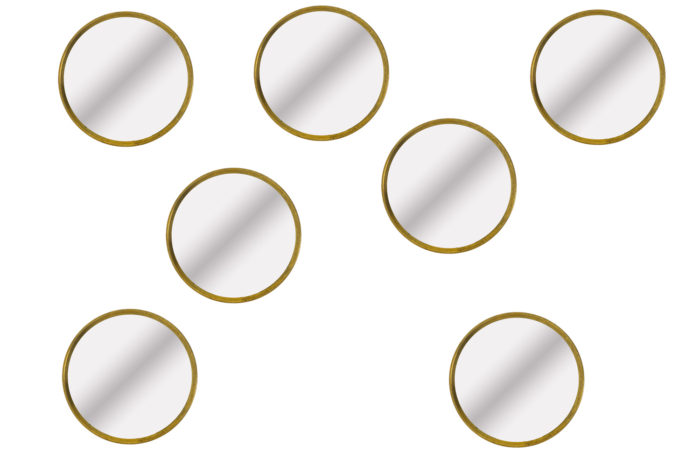 Série de sept miroirs circulaires en laiton doré